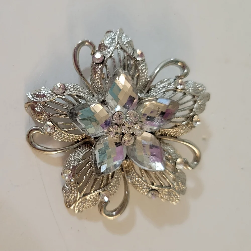 Vintage Flower Brooch W Crystals Silvertone